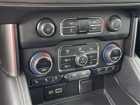 Used 2023 Chevrolet Suburban Premier image 20