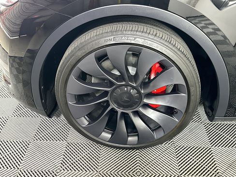Used 2024 Tesla Model Y Performance image 11