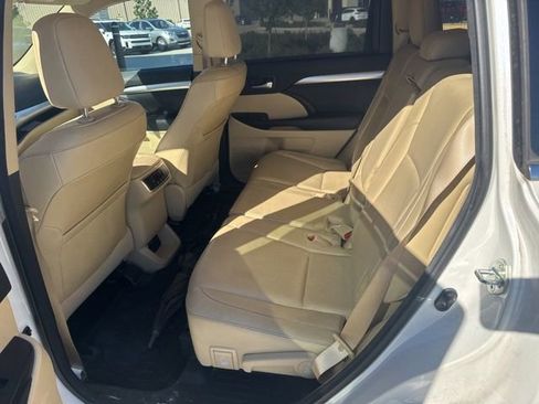 Used 2015 Toyota Highlander XLE image 11