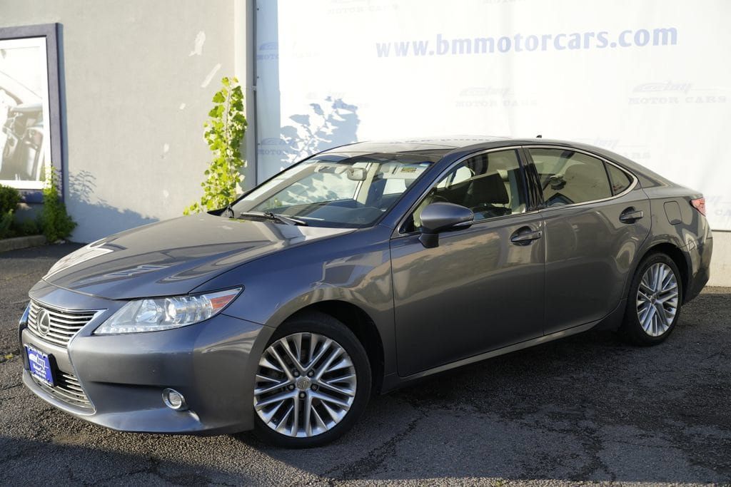 Used 2015 Lexus ES 350 w/ Ultra Luxury Package FWD image 2