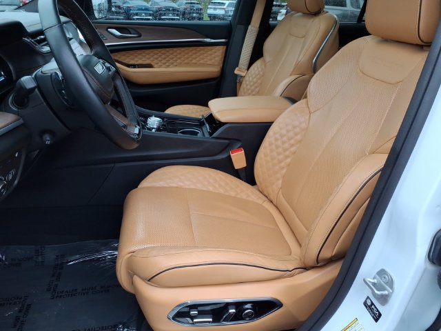 Used 2023 Jeep Grand Cherokee Summit w/ Advanced Protech Group IV AWD/4WD image 5