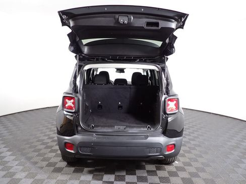 Used 2023 Jeep Renegade Latitude AWD/4WD image 16
