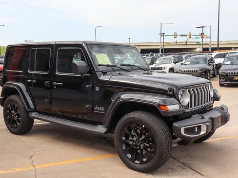 Used 2025 Jeep Wrangler Unlimited Sahara AWD/4WD image 4