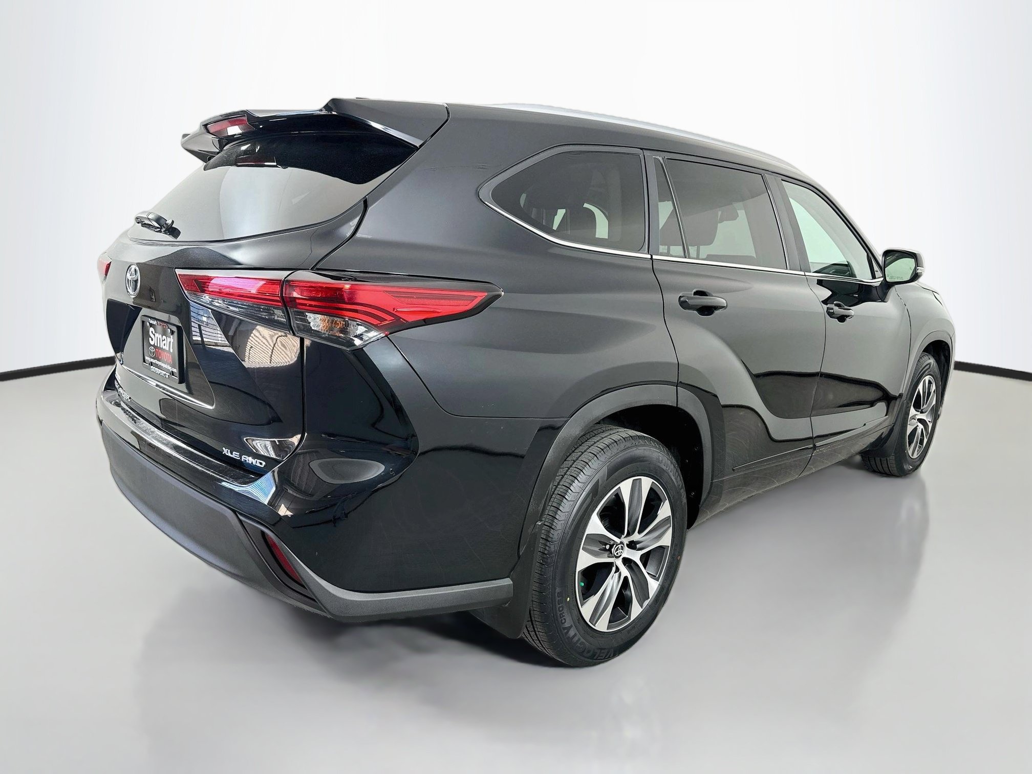 Used 2023 Toyota Highlander XLE AWD/4WD image 7