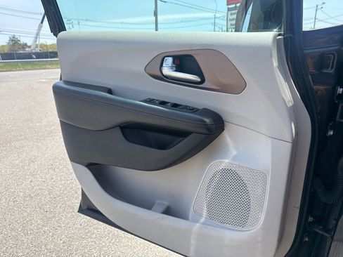 Used 2018 Chrysler Pacifica Touring-L FWD image 12
