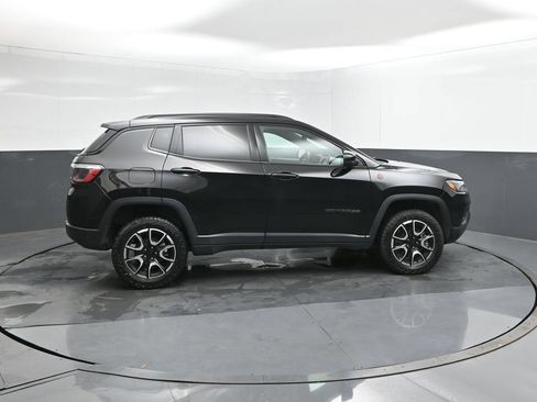 Used 2024 Jeep Compass Trailhawk AWD/4WD image 11