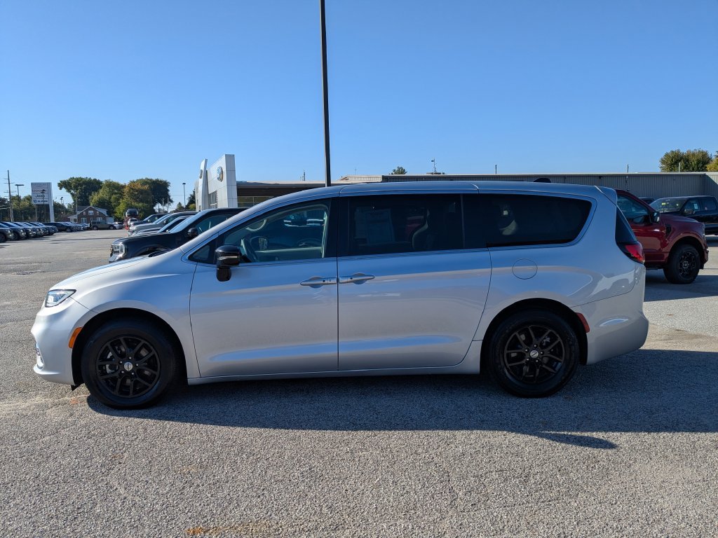 Used 2024 Chrysler Pacifica Touring-L FWD image 8