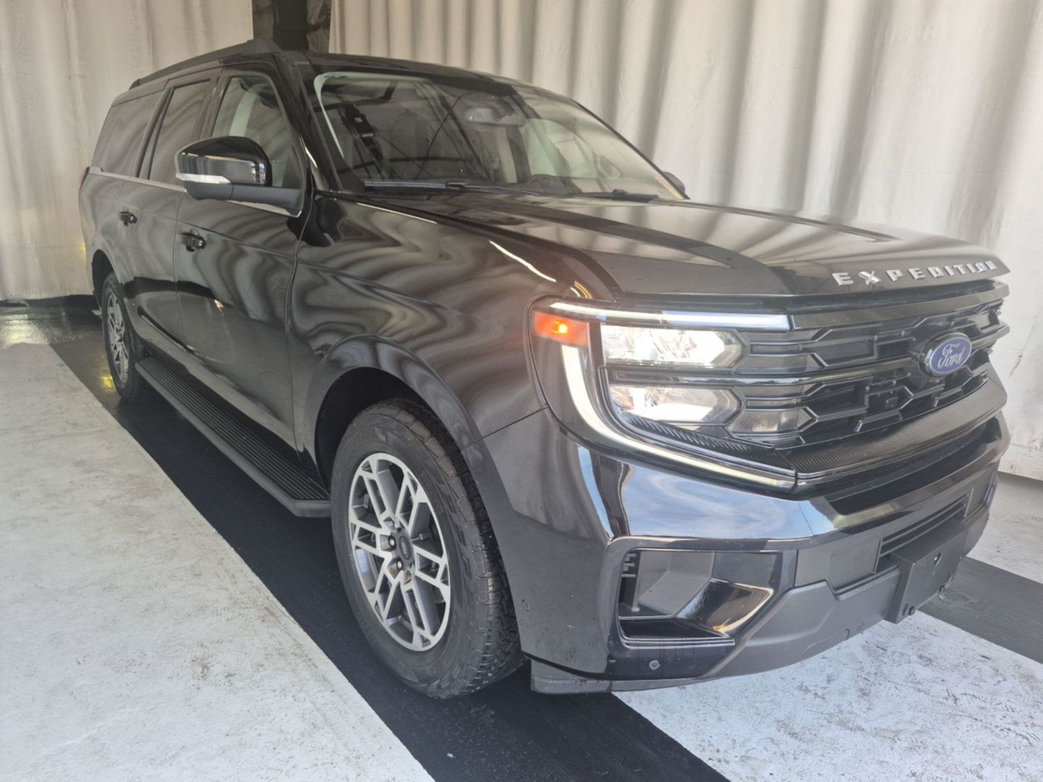 Used 2025 Ford Expedition Max Active AWD/4WD image 4