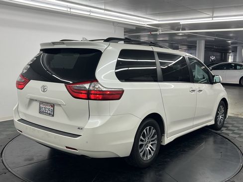 Used 2020 Toyota Sienna XLE w/ XLE Navigation Package image 4