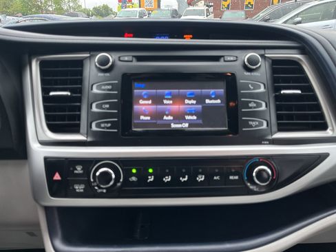 Used 2019 Toyota Highlander LE AWD/4WD image 24