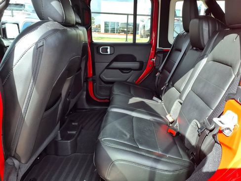 Used 2022 Jeep Wrangler Unlimited Sahara AWD/4WD image 19