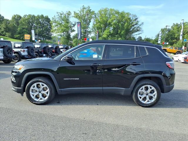 Used 2025 Jeep Compass Latitude w/ Sun & Sound Group AWD/4WD image 8