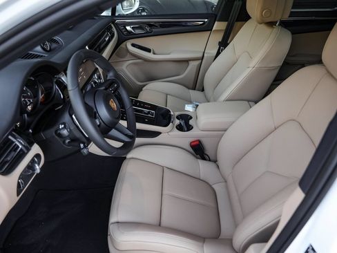 Certified 2026 Porsche Macan AWD/4WD image 17