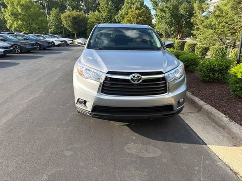 Used 2015 Toyota Highlander Plus FWD image 3