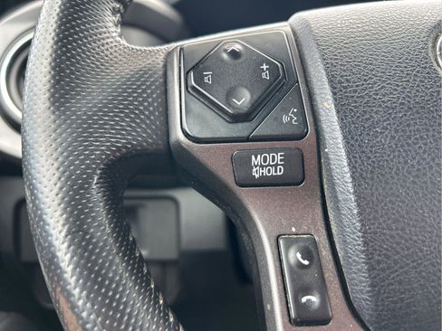 Used 2017 Toyota Tacoma TRD Off-Road w/ Premium & Technology Package AWD/4WD image 14