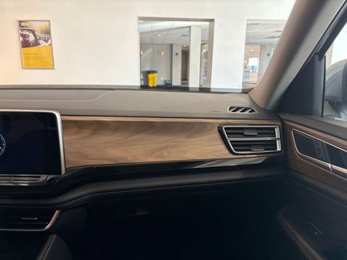 Used 2025 Volkswagen Atlas SE image 35