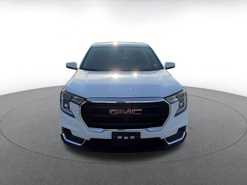 Used 2024 GMC Terrain SLE image 4