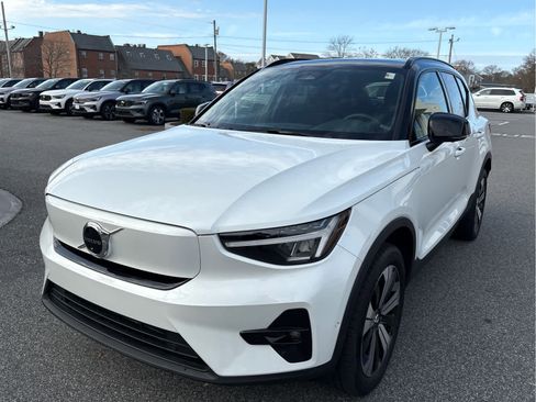 Used 2023 Volvo XC40 Recharge Plus image 8