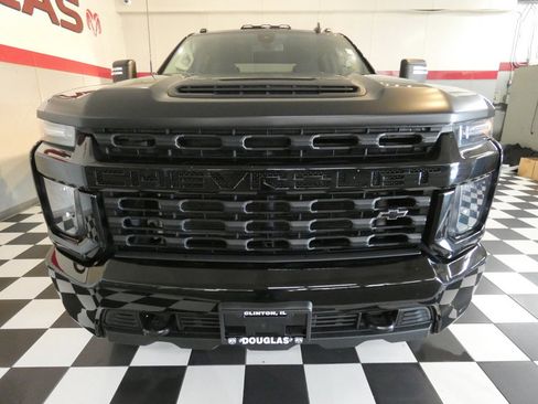 Used 2021 Chevrolet Silverado 2500 Custom w/ Custom Value Package image 2