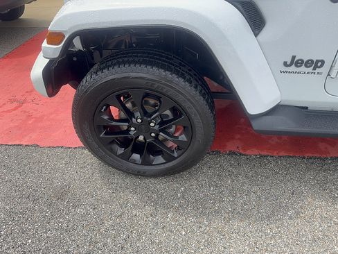 Used 2023 Jeep Wrangler Unlimited Sahara AWD/4WD image 16