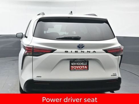 Used 2022 Toyota Sienna XLE image 5