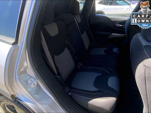 Used 2018 Jeep Cherokee Latitude w/ Altitude Package FWD image 24