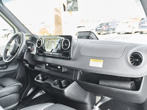 Used 2025 Mercedes-Benz Sprinter 2500 image 36