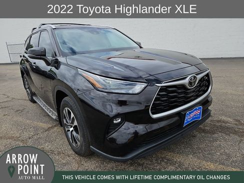 Used 2022 Toyota Highlander XLE FWD image 2