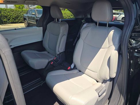 Certified 2025 Toyota Sienna XLE FWD image 21