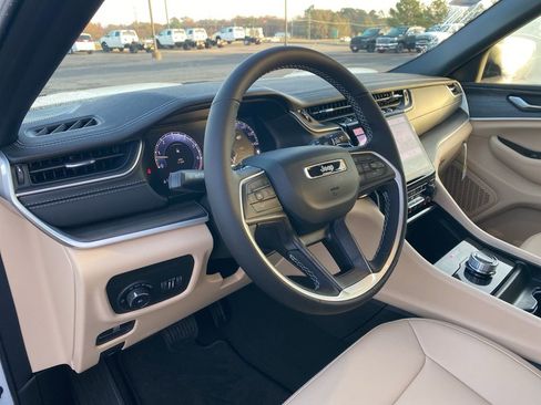 New 2025 Jeep Grand Cherokee Limited image 13