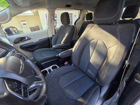 Used 2022 Chrysler Voyager LX image 15