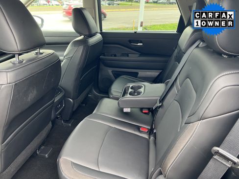Used 2024 Nissan Pathfinder SL FWD image 11