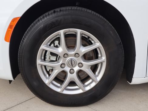 Used 2024 Chrysler Pacifica Touring-L image 28