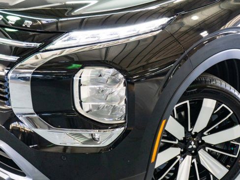 New 2025 Mitsubishi Outlander SE image 2