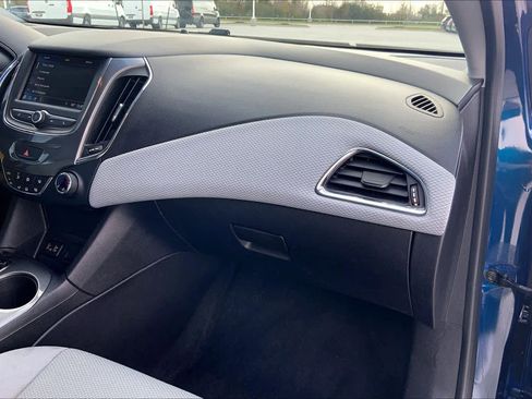Used 2019 Chevrolet Cruze LT image 16