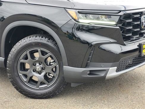 New 2025 Honda Pilot TrailSport image 2