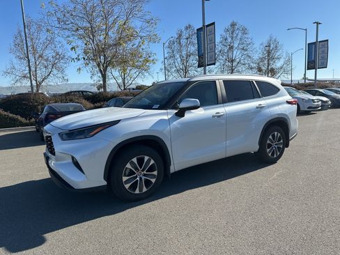 Used 2023 Toyota Highlander XLE image 5