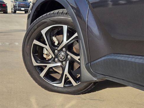 Used 2021 Toyota C-HR XLE image 30