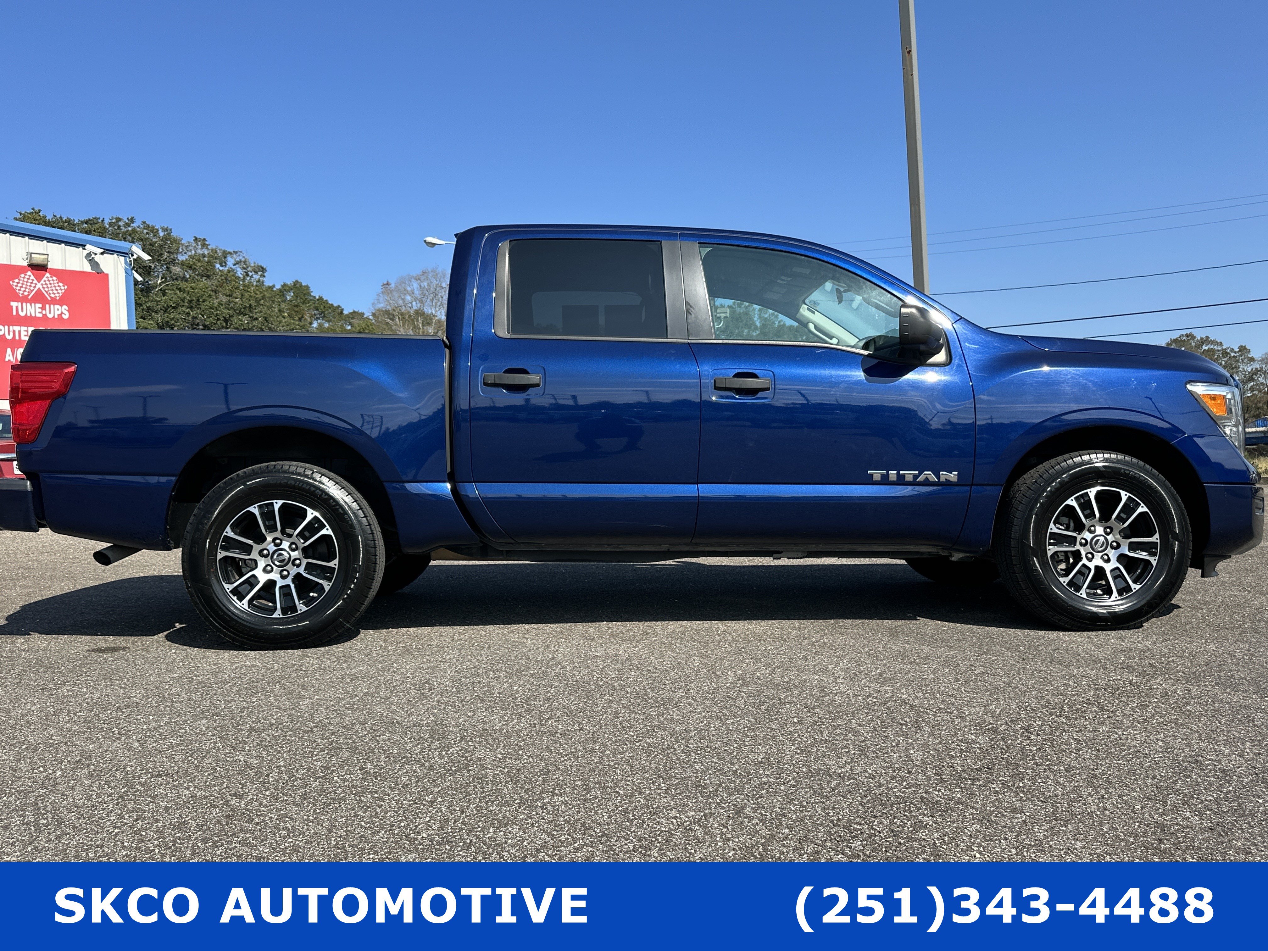 Used 2022 Nissan Titan SV RWD image 6
