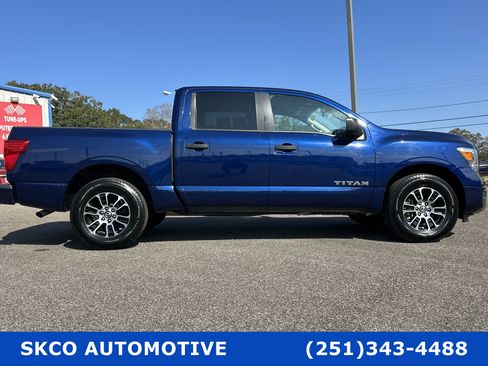 Used 2022 Nissan Titan SV image 6