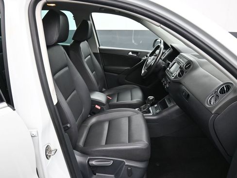 Used 2015 Volkswagen Tiguan SE image 23