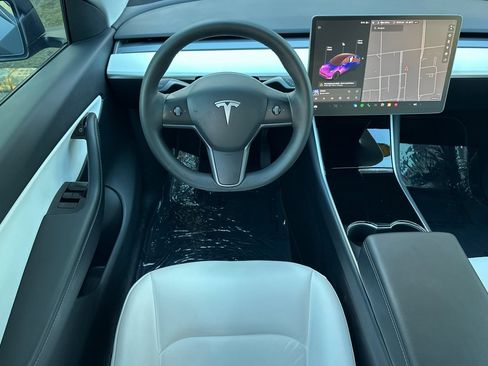 Used 2021 Tesla Model Y Long Range image 16