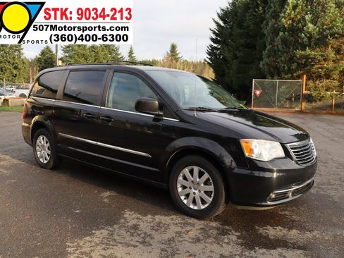 Used 2014 Chrysler Town & Country Touring image 9