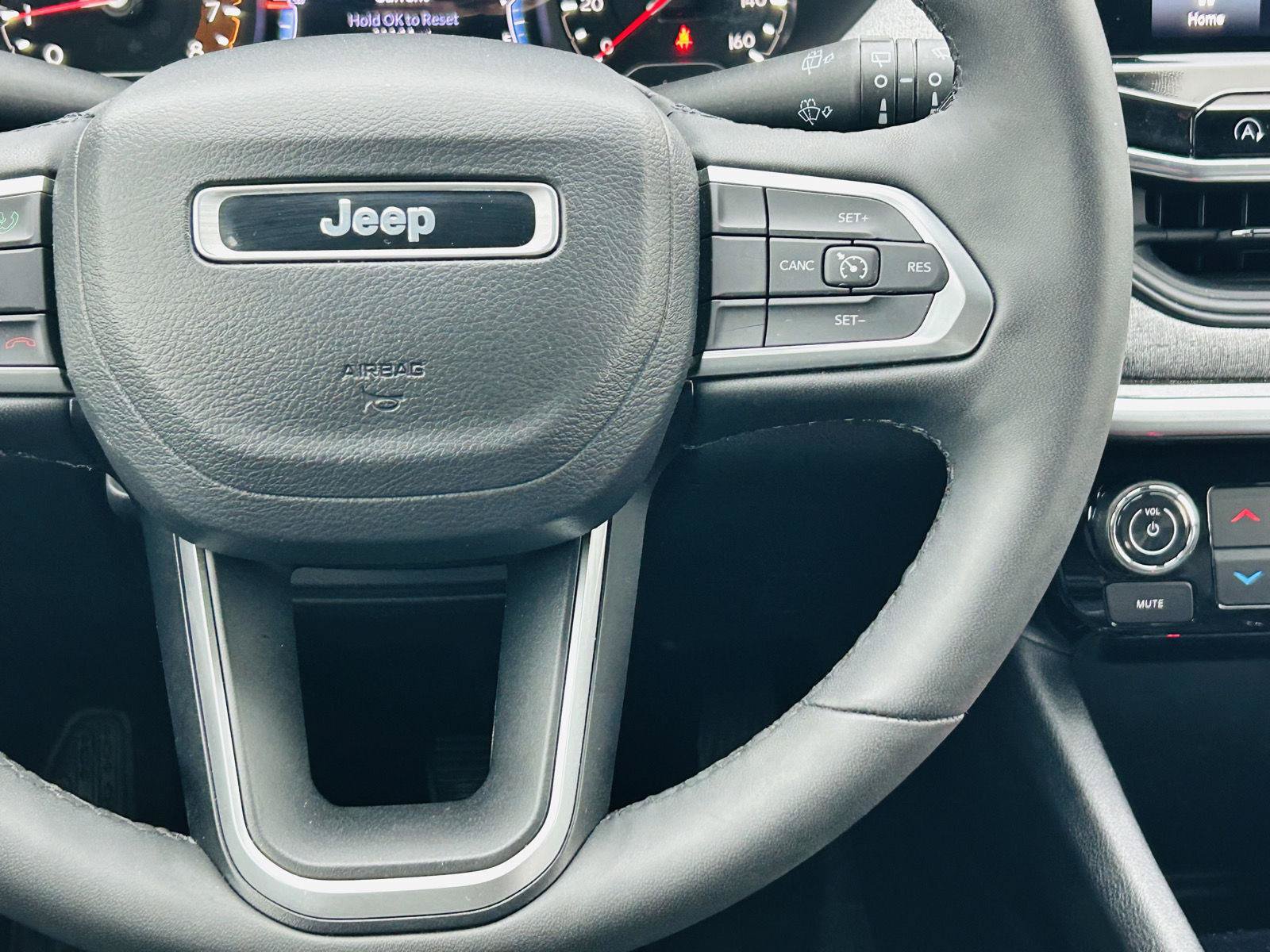 Used 2023 Jeep Compass Latitude w/ Sun and Sound Group AWD/4WD image 16