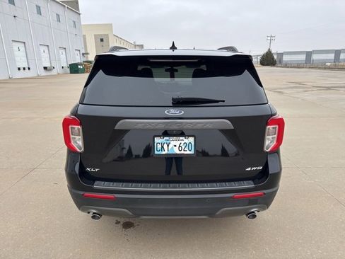 Used 2022 Ford Explorer XLT w/ Equipment Group 202A image 5