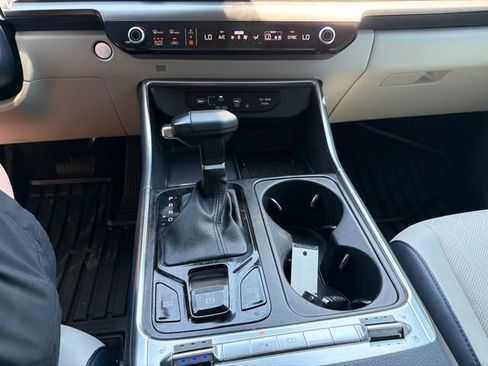 Used 2025 Kia Carnival SX w/ SX Dark Edition Package FWD image 19
