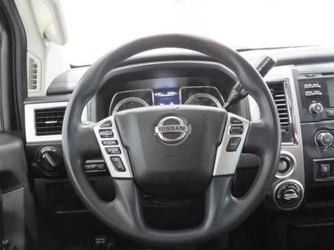 Used 2018 Nissan Titan SV image 15
