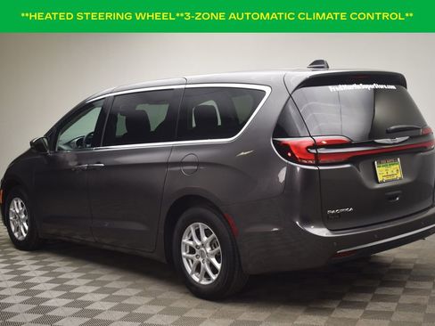Used 2023 Chrysler Pacifica Touring-L image 6
