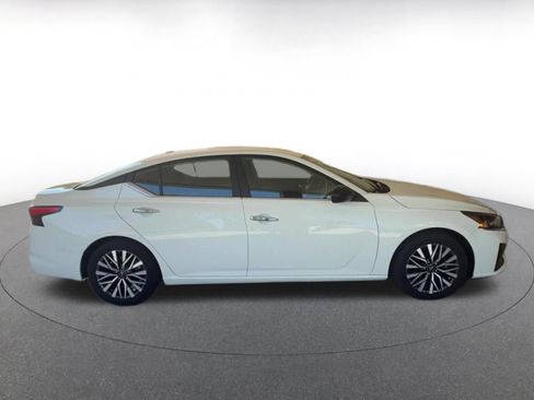 Used 2025 Nissan Altima 2.5 SV FWD image 15