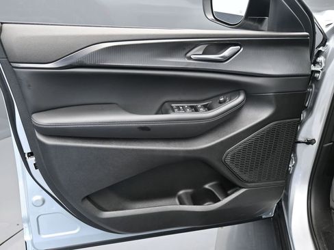 Used 2024 Jeep Grand Cherokee L Laredo image 14